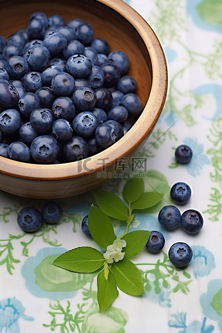 花桌布上的一碗蓝莓木碗