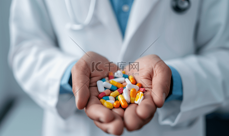 医生手拿药丸药片