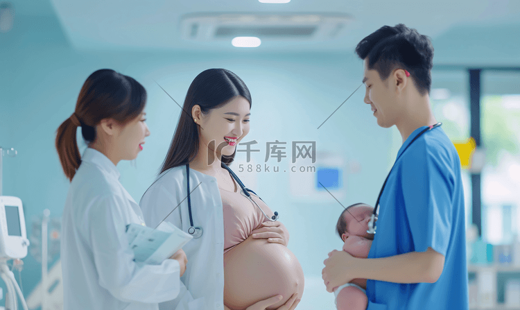 医护人员检查孕妇肚中宝宝