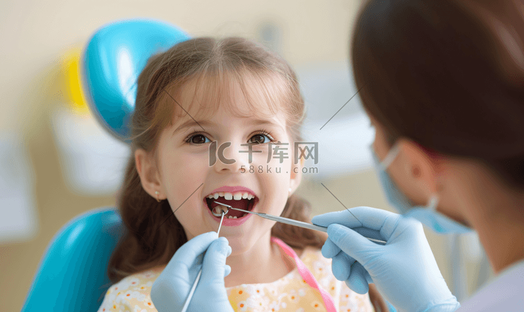 牙科医生给小女孩检查