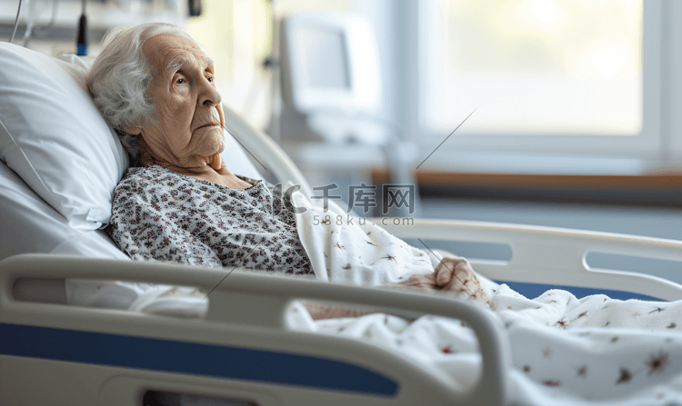 一个老年人躺在医院病床上
