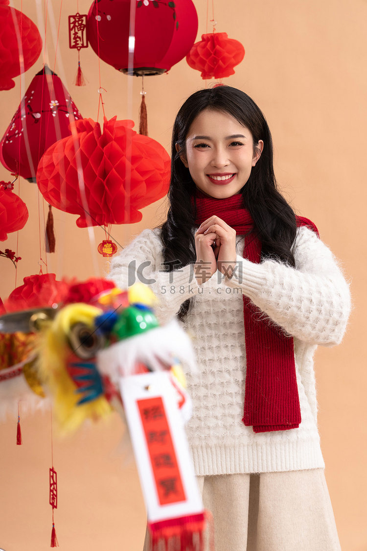 新年气氛一位亚洲青年女性抱拳祝