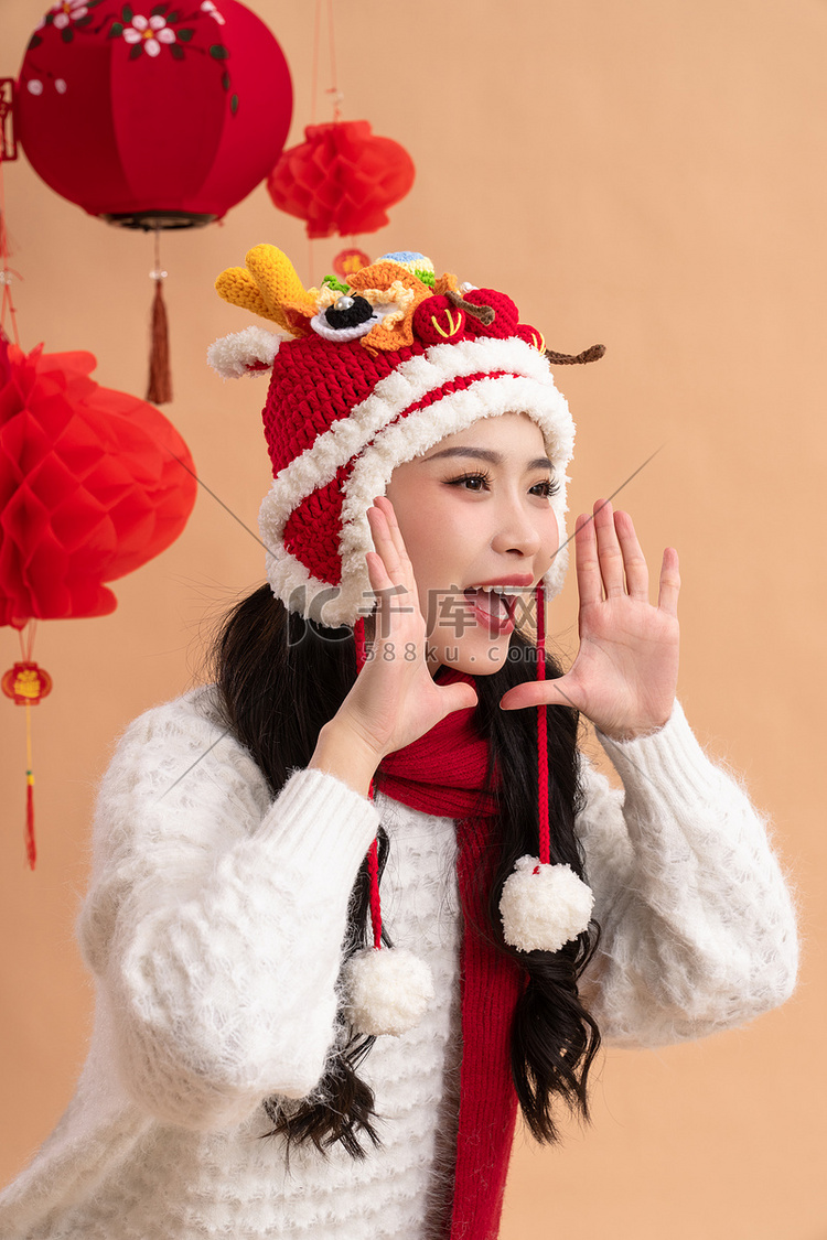 新年祝福一位快乐的亚洲青年女性