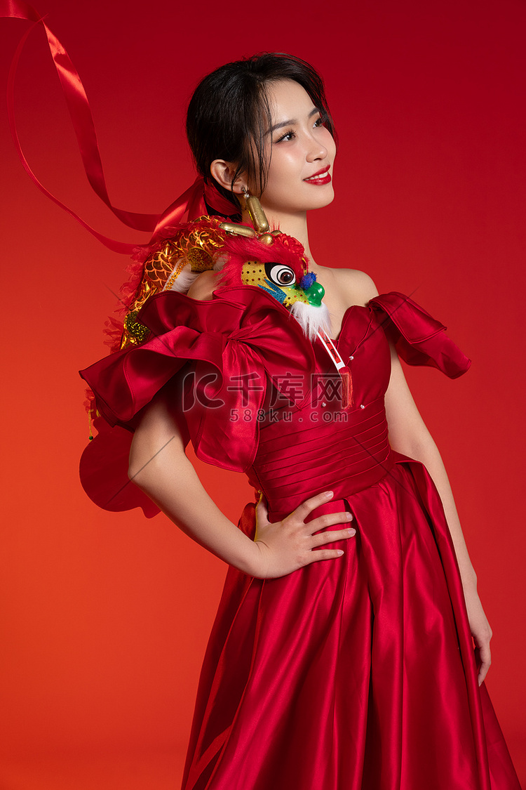 新年气氛红色背景下的一位亚洲青