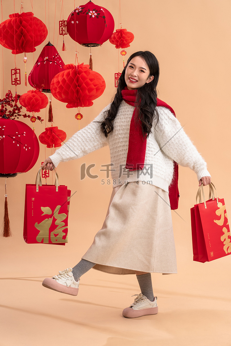 新年购物一位亚洲青年女性兴奋的