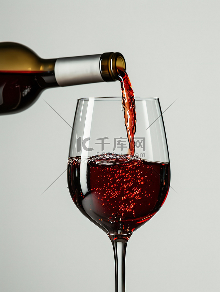 葡萄酒倒进红酒杯子背景