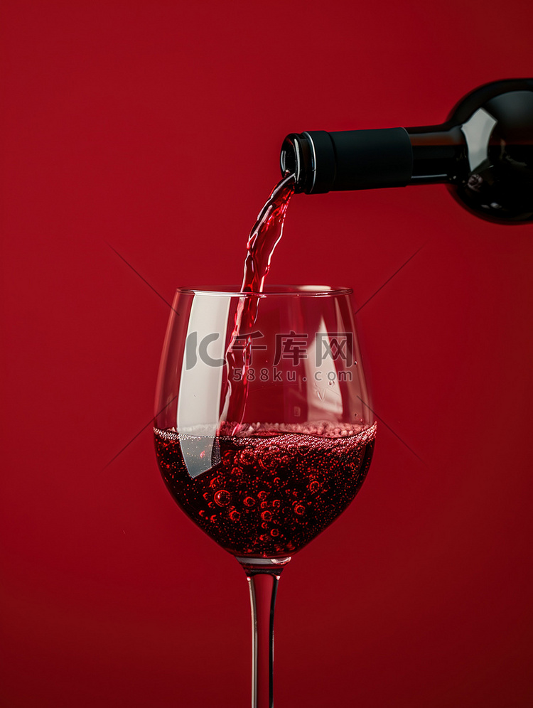 葡萄酒倒进红酒杯子设计图