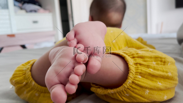 实拍可爱的婴儿宝宝小脚