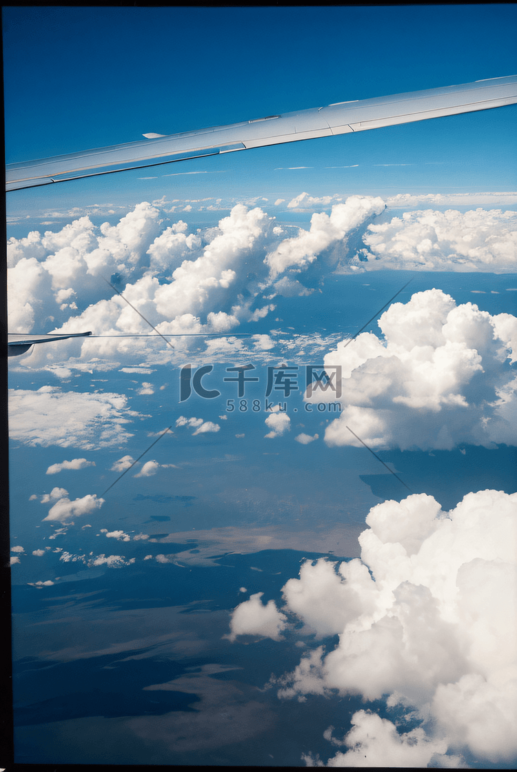 飞机窗户外的云朵摄影配图4