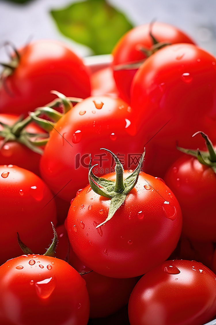 彩色白碗里的红番茄