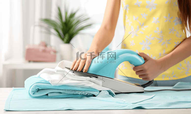 家政服务女性熨烫衣服