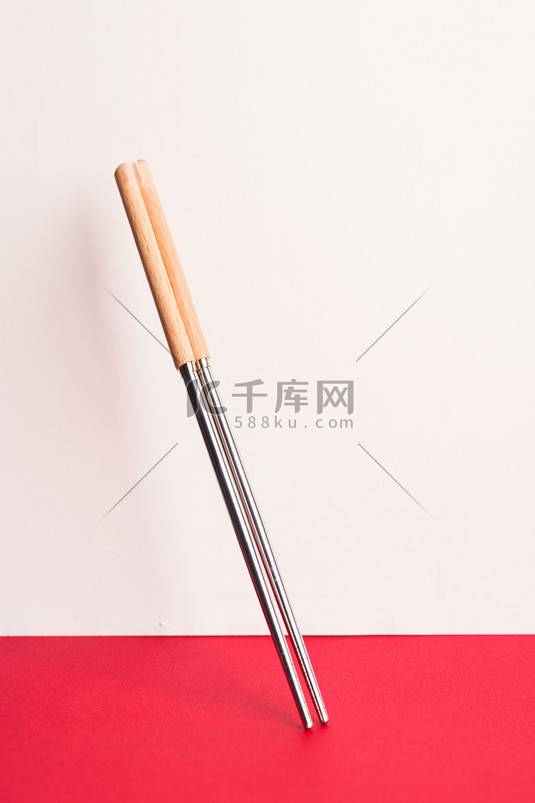 餐具筷子红白拼色背景