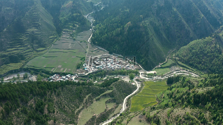 航拍群山包裹下山脚藏族村庄