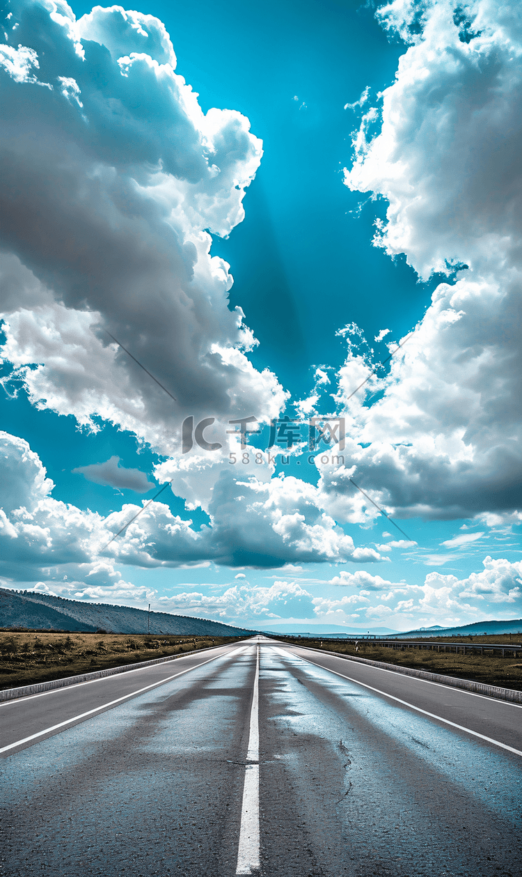 蓝天白云下的高速公路风景
