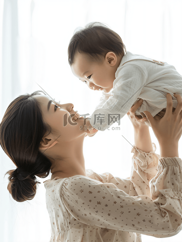 亚洲人年轻妈妈陪着宝宝玩耍