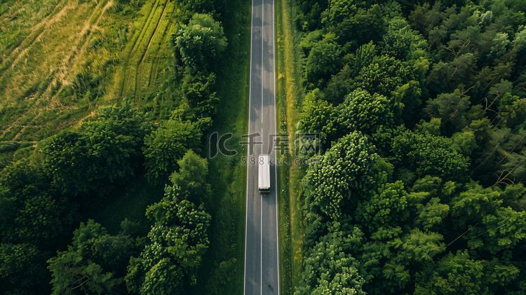 一辆汽车在笔直的公路上行驶