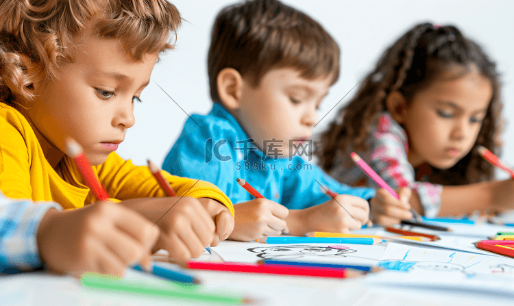 孩子画画写作业