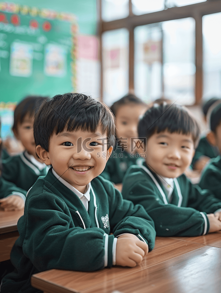 亚洲人小学生在教室里