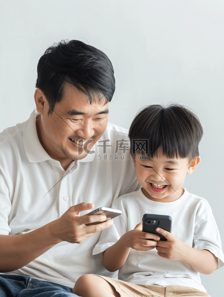 亚洲人快乐父子看手机