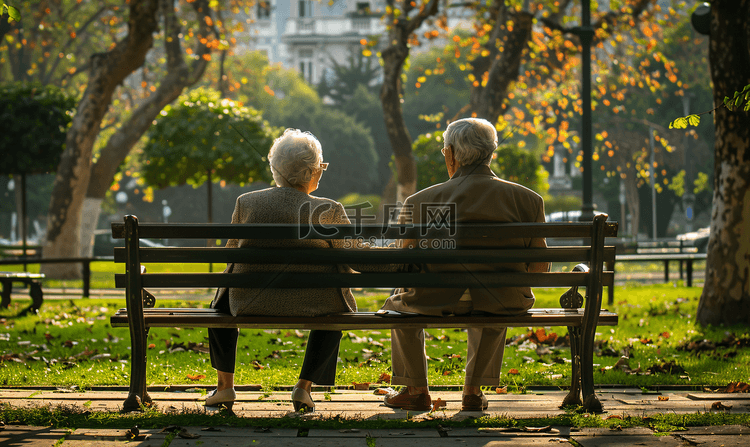 老年夫妇坐在公园长椅背影
