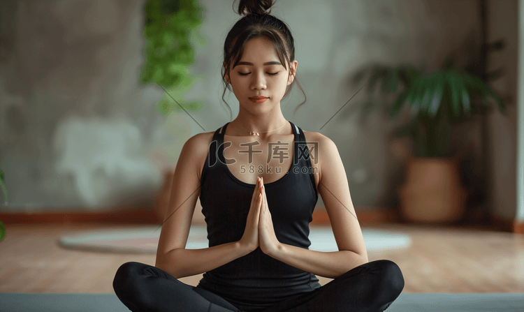 亚洲人青年女人练习瑜伽