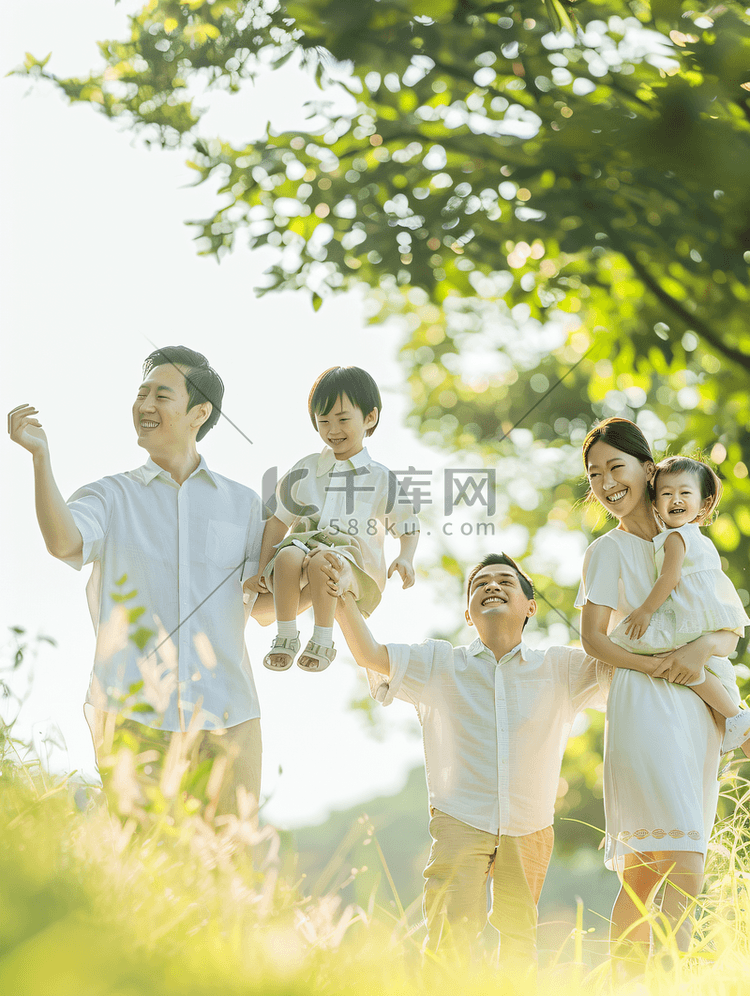 亚洲人欢乐家庭在户外郊游