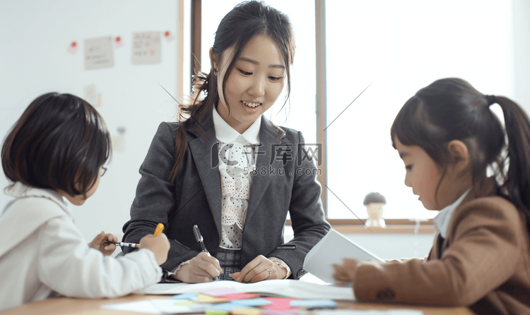 亚洲人家教老师辅导小学生学习英