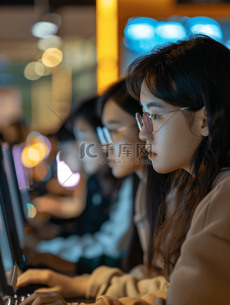 亚洲人学生看着电脑在线学习