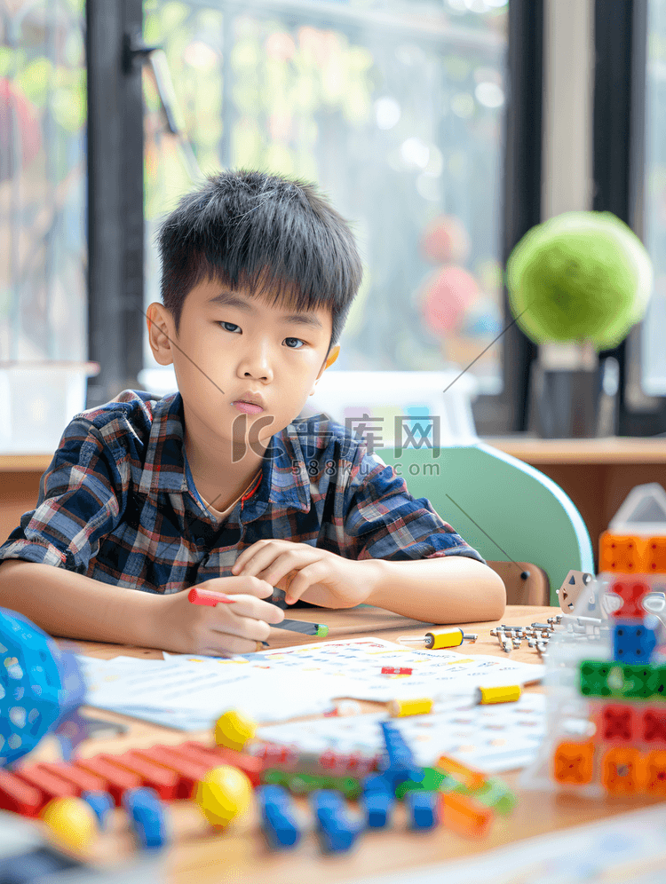 亚洲人小学男生被数学题难住