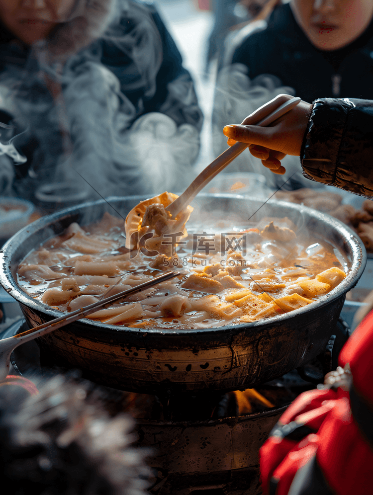 青年聚会吃火锅涮毛肚特写