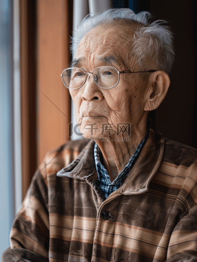 亚洲人老年男人独处