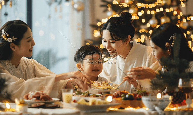 亚洲人幸福东方家庭过年吃年夜饭