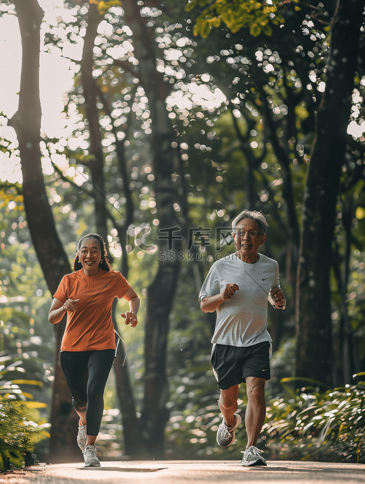 亚洲人老年夫妇在户外慢跑