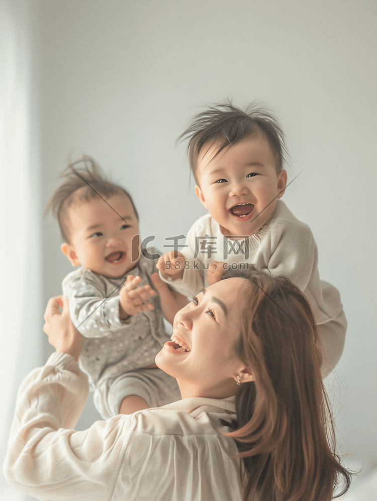 亚洲人年轻妈妈陪着宝宝玩耍