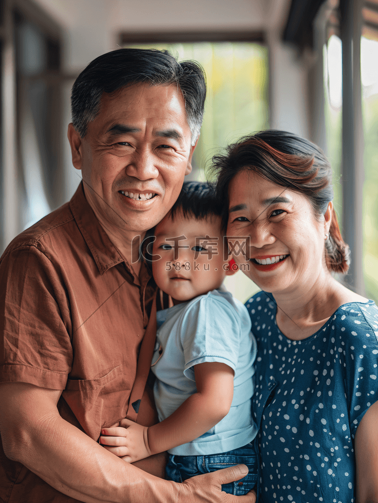 亚洲人幸福的一家人在郊外人物