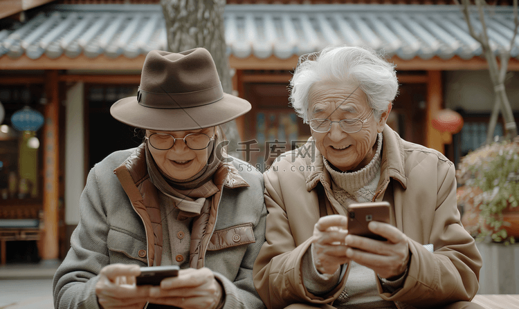 亚洲人老年夫妇在庭院使用手机