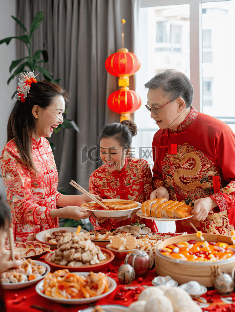 亚洲人幸福家庭过年吃团圆饭