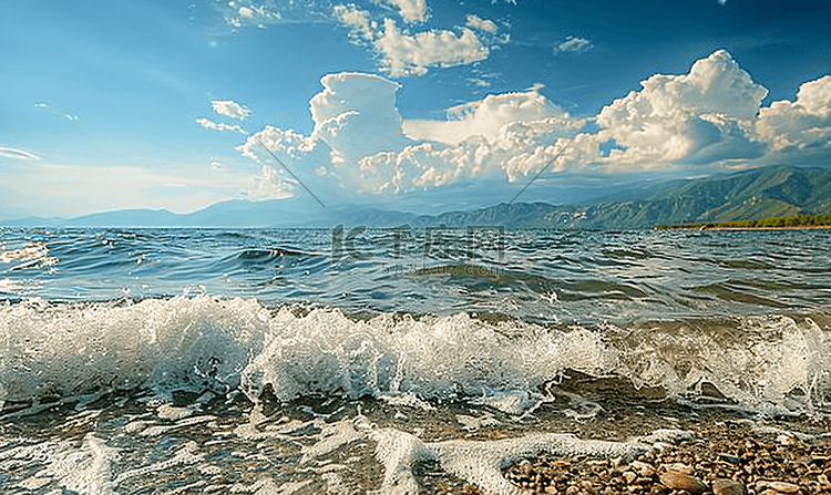 洱海边的浪花摄影图