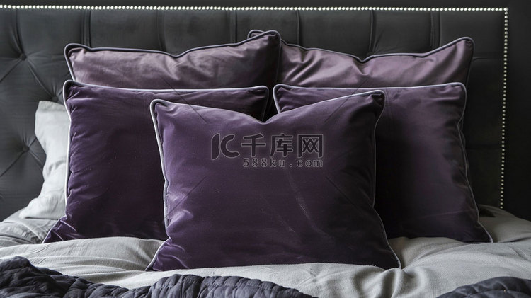 紫色绒枕头立体描绘摄影照片