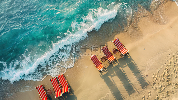航拍海边沙滩上的沙滩椅图片
