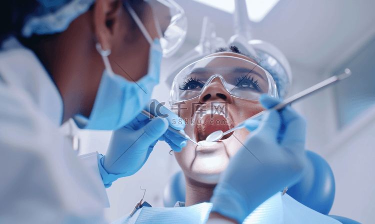牙科医生给患者治疗