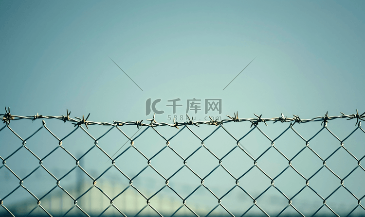铁丝网围栏位于铁丝网围栏顶部