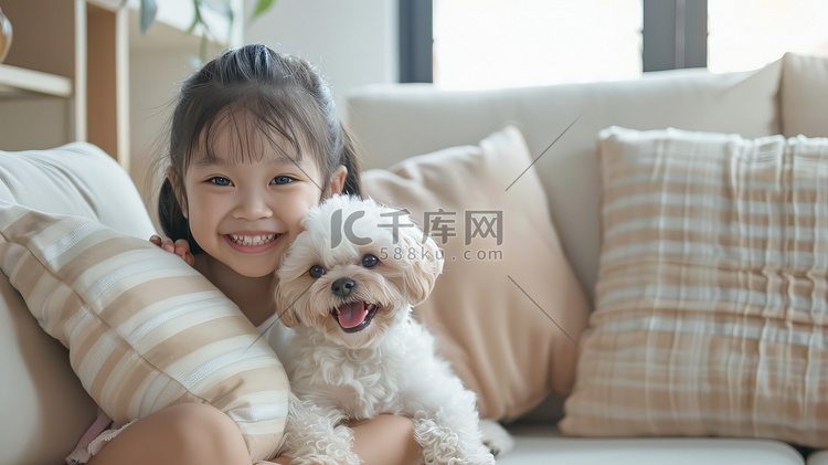 小女孩和她的狗坐在浅色沙发高清