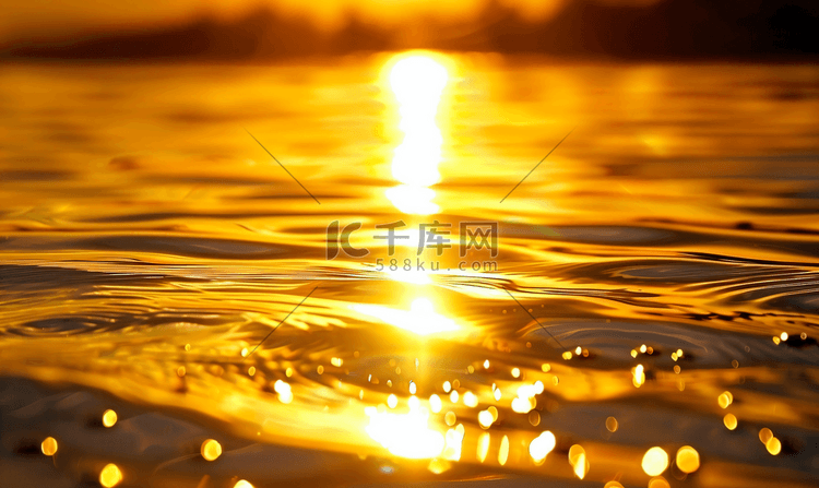 日落水在阳光下反射涟漪水面上日
