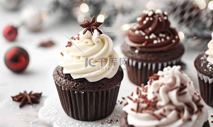 圣诞装饰的巧克力和香草纸杯蛋糕