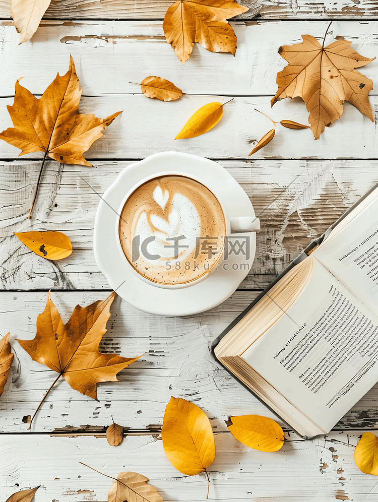 木质背景上带亮叶的咖啡和书籍