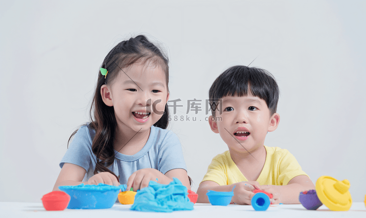 亚洲孩子玩粘土造型通过游戏学习