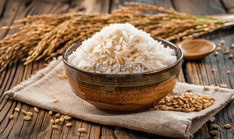木桌背景上碗中盛有生米粒和干稻