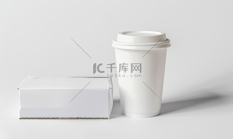 白色背景中的咖啡杯和空白包装白
