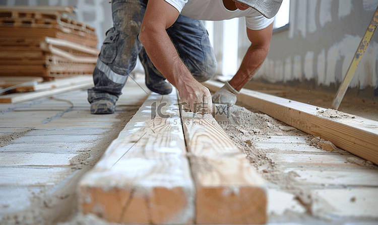 工人测量瓷砖地板上的木梁施工工